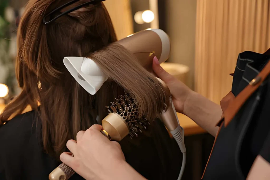 Stylist applying hair dye highlighting expert service at Hair Salon in Tierra Grande for vibrant and customized color results